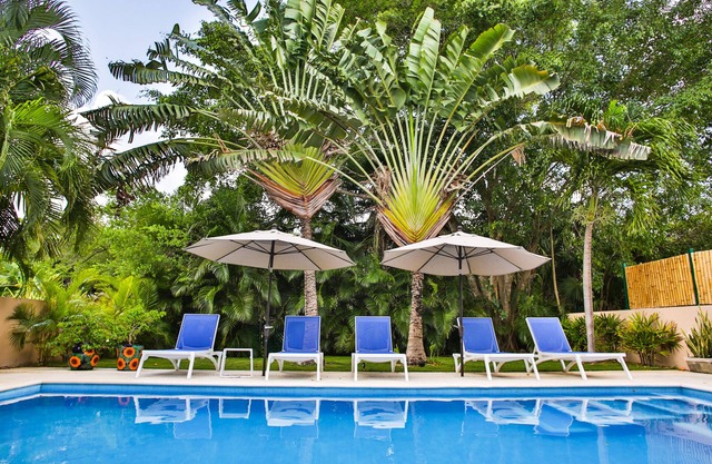 Remodelado oasis de 4 dormitorios con piscina y carrito de golf, a minutos de la playa