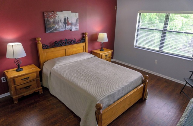 ¡Nuevo listado! Fantástico apartamento 2BR / 2BA, balcón, tenis, cerca de las atracciones