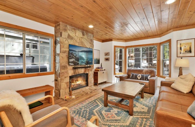 Green Canoe Cabin- Hot Tub- Smart TVs- BBQ- Relaxing Central Moonridge Chalet