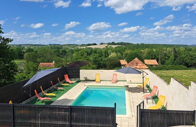 Casa rural verde en Saint-Méard-de-Drône con terraza y piscina compartida