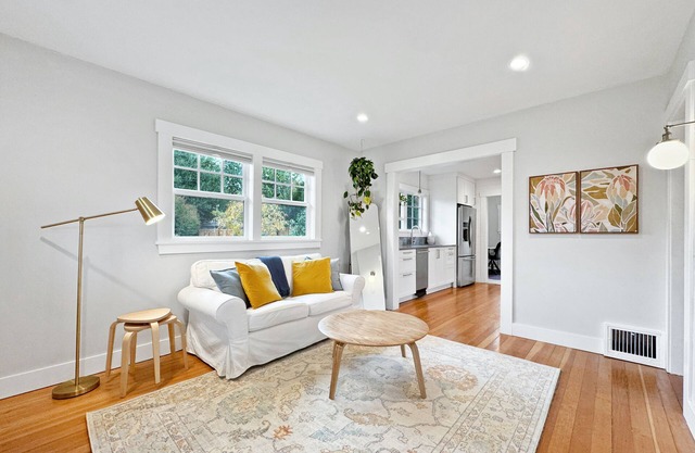 Greenwood Cottage | King Bed | Office | Fenced Yard