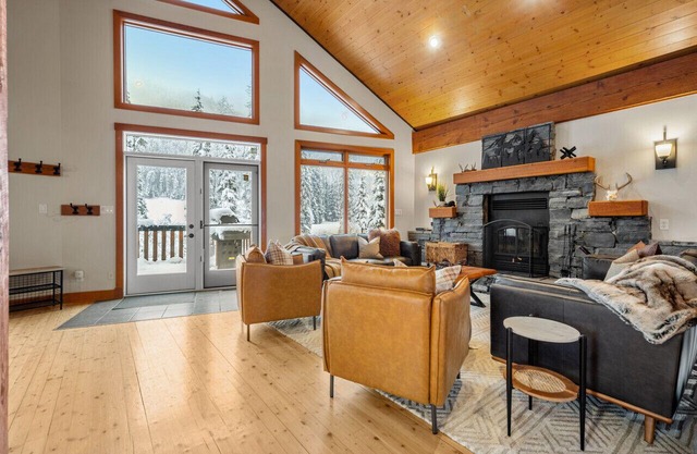 Greywolf Lodge | Private Hot Tub | Wood Fireplace