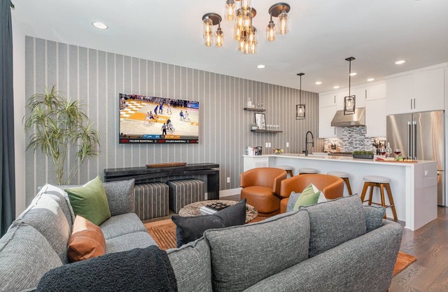 Groovy -Rooftop Patio w/ Hot Tub -Mins to Broadway