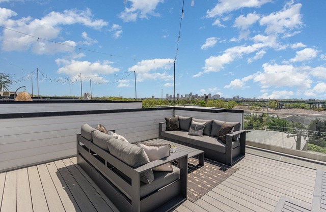 Groovy -rooftop Patio w/ Hot Tub -mins to Broadway
