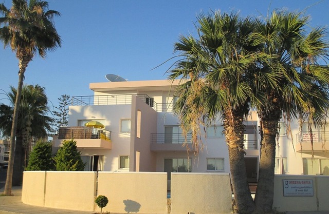 Apartamento en planta baja con piscina, aire acondicionado, TV, DVD, WIFI, patio y estacionamiento privado
