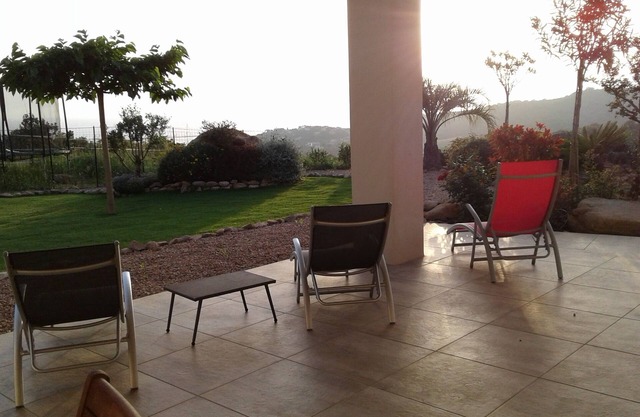 Planta baja de villa con vistas al mar.