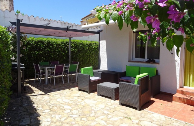 Planta baja, tranquila, con aire acondicionado, 400 ms playa de Riells, aparcamiento privado y tiendas.