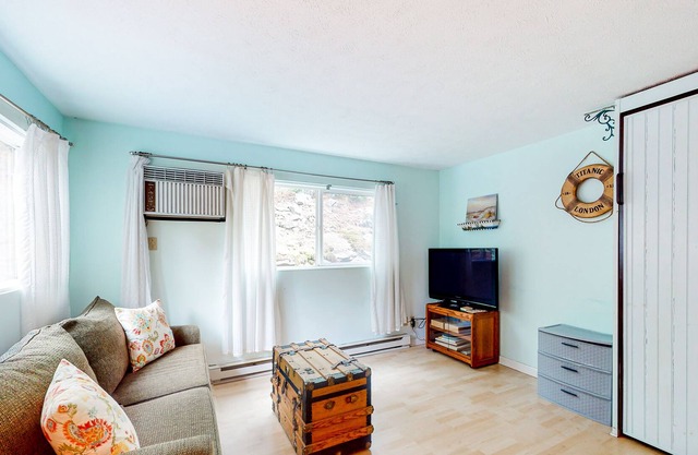 Ground-floor studio with patio & AC - walk to Ogunquit Beach & downtown