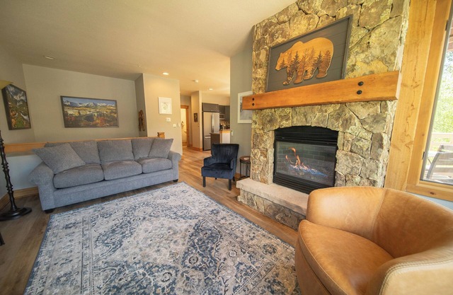 Ground-Floor Townhome with Amazing Mountain Views!