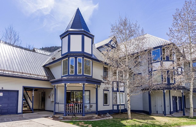 Ground-floor walk-to-lift condo with fireplace & W/D - dog-friendly