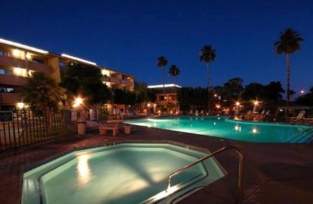 GROUP DESERT VACAY! THREE CHIC UNITS, POOL
