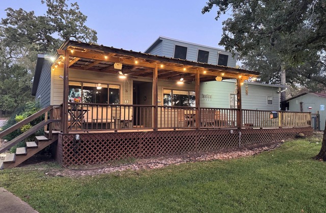 4-BR Country home with lake view - a little slice of heaven 43 miles from TAMU