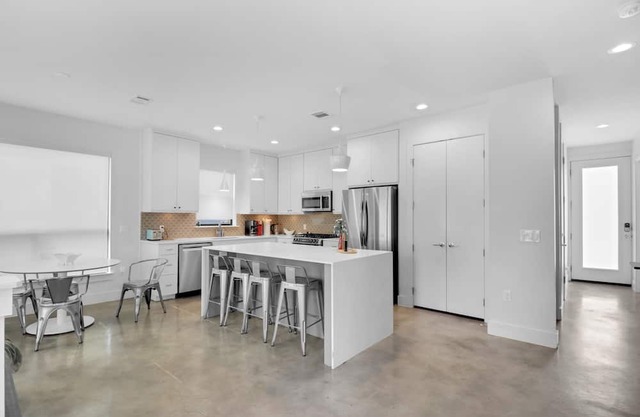 Modern 3-Story Escape - Sleeps 12 - Walk Downtown