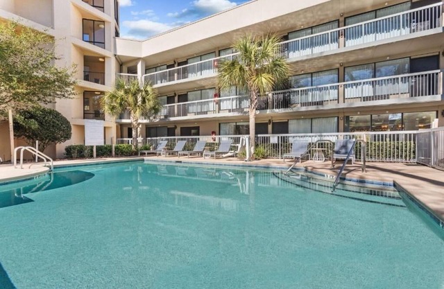 Group Stay at the Spark! 3 Units w/ Pool, Parking and Free Breakfast!