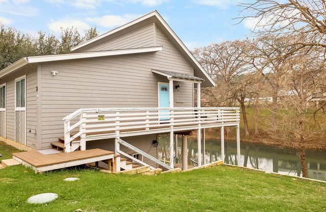 Guadalupe Riverfront 4BR w/ Deck Firepit Views