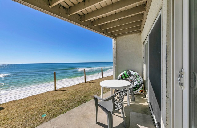 Early Summer Check In! Gulf Front In Blue Mountain! Spectacular Views! Restaurants and Beach Bars!