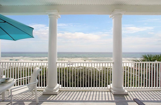 Luxury 5 BR Beachfront Villa con piscina privada