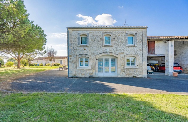 Casita de campo 'Gite Aix Piscine Intérieure' con jardín compartido y Wi-Fi
