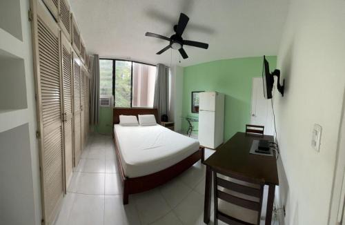 Habitación amplia con baño privado en Apartamento familiar