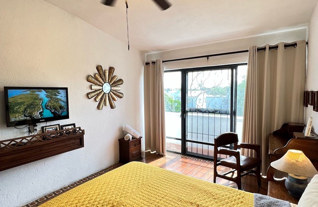 Casa estilo hacienda con azotea, piscina y vista al mar