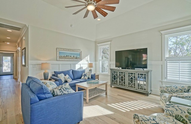 Hermosa 3Bedroom / 3Bath home, 2018 New Luxury home, a solo unos pasos del acceso a la playa.
