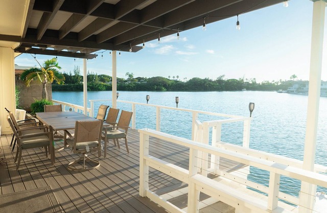 Hale Kai Lily - Waterfront Hawaiian Getaway