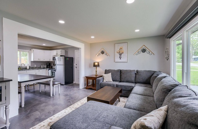 Hamilton in heart of Omaha! Multi family and group friendly! The perfect space!!