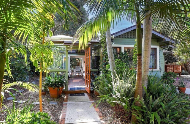 ¡NUEVO! Miramar Beach Cottage con patio privado, terraza y solárium: ¡a pie de la playa!