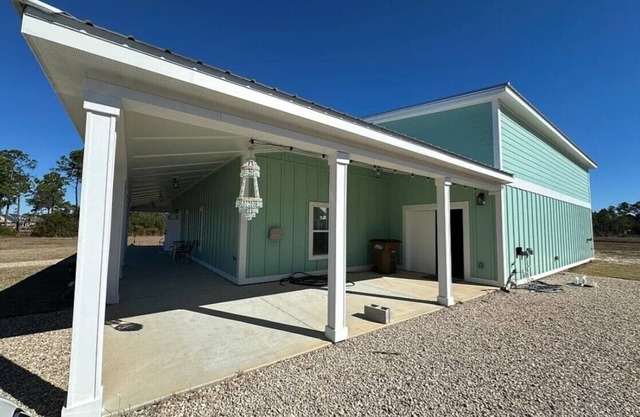 Hangar Hideaway - Stay at a grass runway