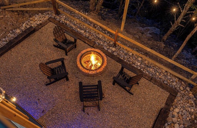 Happy Bear: Wooded Views, Fire-Pit, Game Room & Hot-Tub, Close to Attractions