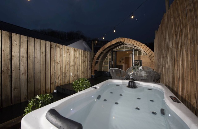 Harbour Hideaway - a chalet that sleeps 2 guests in 1 bedroom