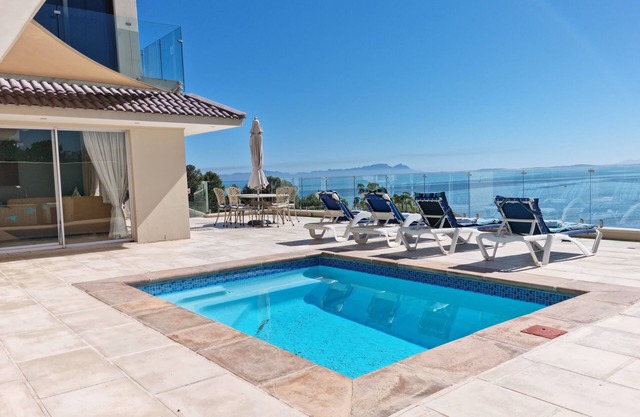 Harbour Views - sweeping views over the ocean