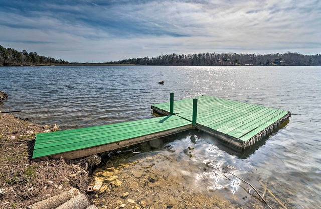 ¡NUEVO! Harrod's Hideaway w / Deck + Dock en el lago Norrell