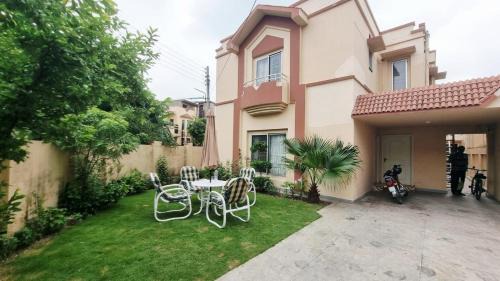 Haven Lodge - 4BR Luxurious Spanish Villa in Lahore
