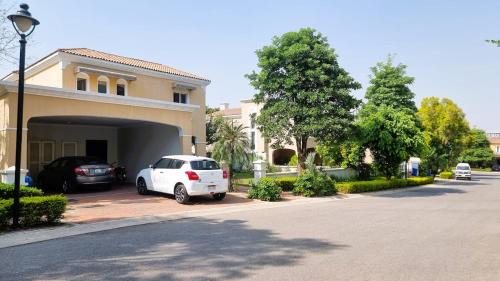 Haven Lodge, 4BR Luxury Portuguese Villa Emaar DHA