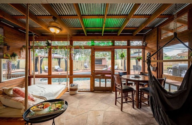 Heated Pool Retreat, OutdoorTV, BBQ & Cozy Gazebos