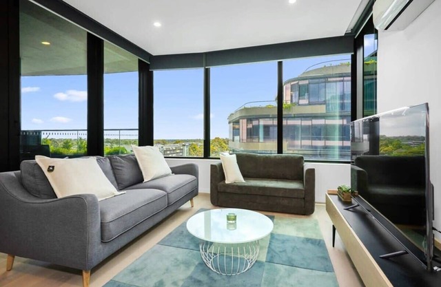 Intimate 2B Apartment in Heart of Glen Waverley