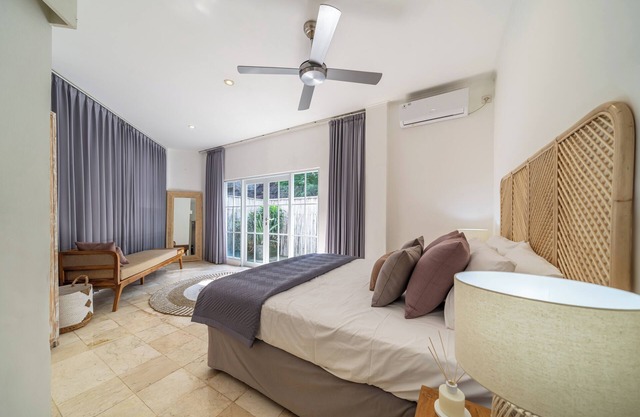 Heart of Seminyak 2 bed 2 bath 2 pools super quiet. Walk to Seminyak beach