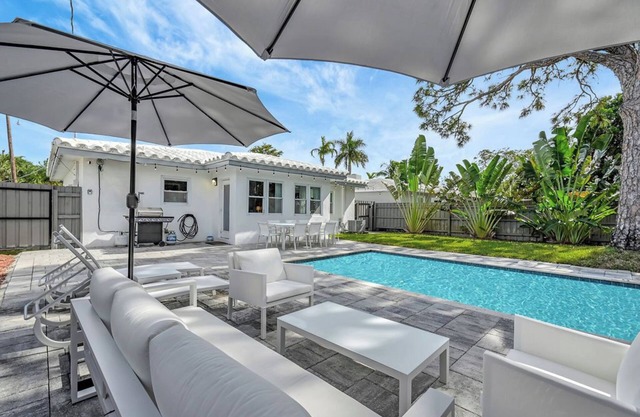 Heated pool, 2 miles from Beach! Updated home: BBQ, large backyard, comfy beds