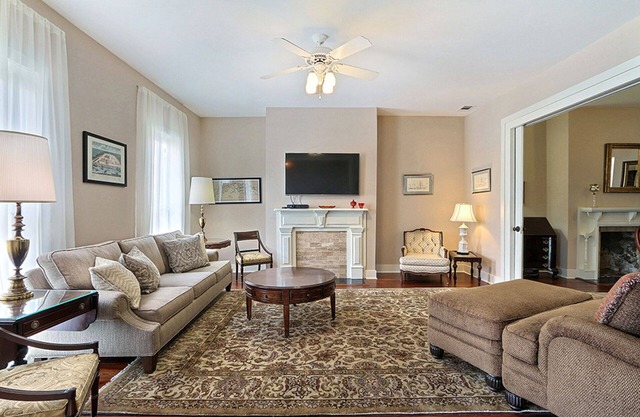 Bellamente renovado Town Home en una excelente ubicación cerca de Forsyth Park