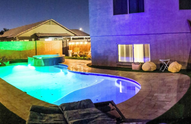 Heated pool and jacuzzi Ten minutes from cardinals/State Farm stadium westgate