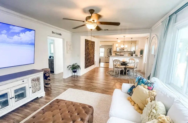Heated pool home 5 min to downtown sleeps up to 8. Pet friendly!