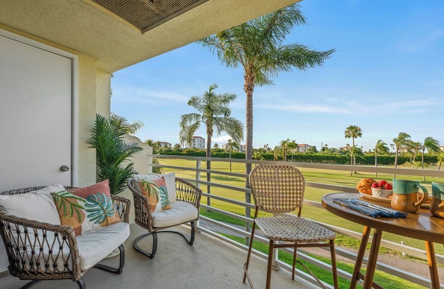 Pool + Hot Tub + Beach Gear + Views. 5 Min to St. Pete Beach