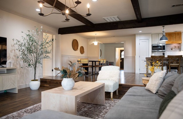 Heated pool, hot tub, large deck, pond, sleeps 7, Near Dallas Arboretum