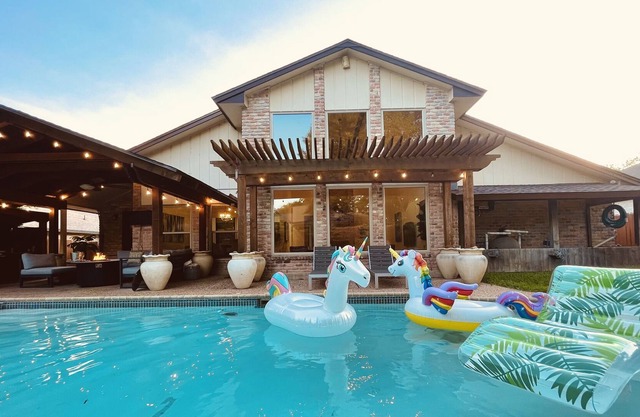 Heated pool & hot tub close to six flags! - New Listing