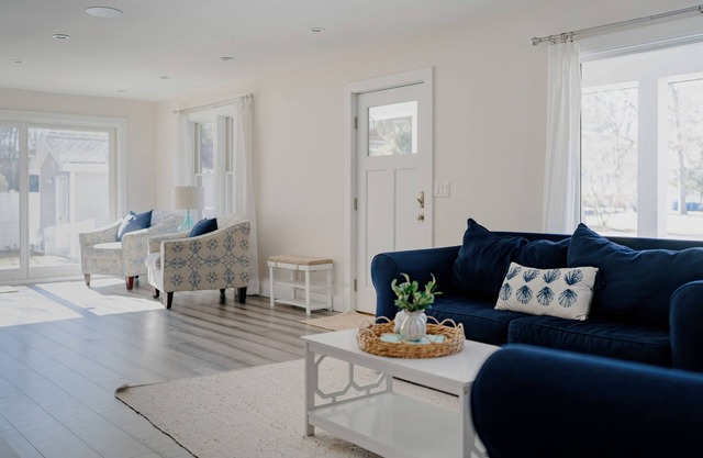 Hermosa casa nueva de 4 dormitorios y 3 baños con piscina climatizada, a 1 cuadra del lago