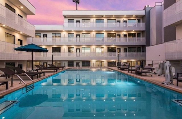 NUEVO Downtown️ Downtown LUXURY at ILLUME Parking Estacionamiento GRATUITO, PISCINA, CAMINATA a Honky Tonks