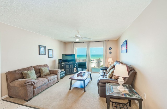 104: Condo directo frente a la playa!