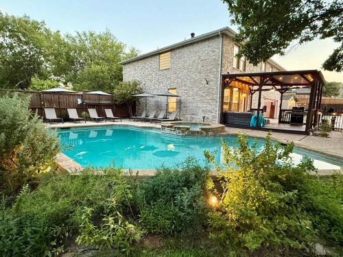 Heated Pool & Spa Mini Golf Bowling Game Room perfect for family