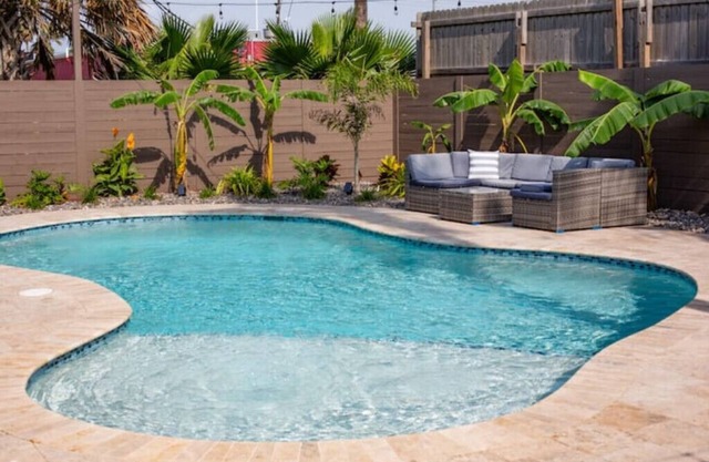 Heated Pool, Top-Floor Condo @ Beach Center
